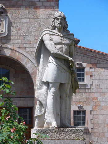 Monumento al rey Don Pelayo en Cangas de Onís - riosella.net